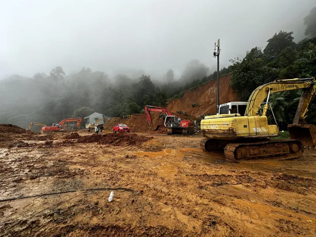 Mưa lớn kéo dài làm đất đá bị ngậm nước, liên kết yếu gây sạt lở ở Lâm Đồng - Ảnh 1.