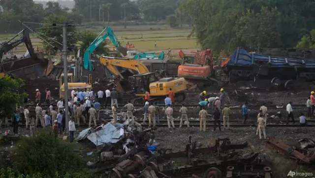 Vụ tai nạn đường sắt chết người ở Ấn Độ: Do kết nối tín hiệu bị lỗi trong quá trình sửa chữa - Ảnh 2.