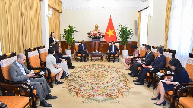 Trao tặng Bằng khen cho Trợ lý Tổng Giám đốc UNESCO về Ưu tiên châu Phi và Quan hệ đối ngoại - Ảnh 2.