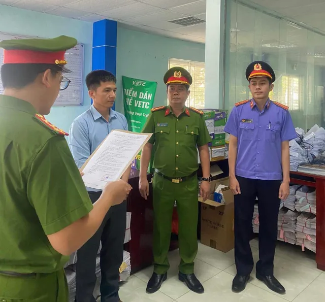 Bắt 2 Phó Giám đốc trung tâm đăng kiểm tại Quảng Bình - Ảnh 1.