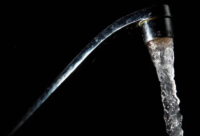 Gần 50% nước uống ở Mỹ có thể chứa hóa chất vĩnh cửu độc hại - Ảnh 1.