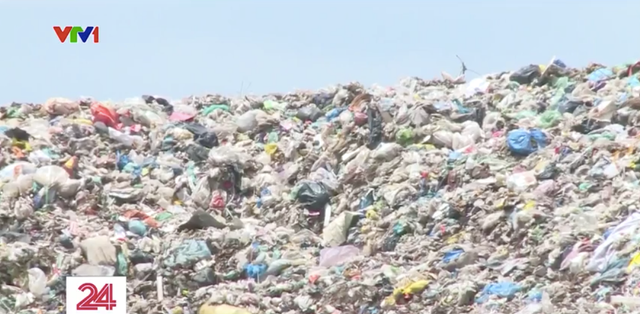 Đồng Nai: Bãi rác quá tải bốc mùi hôi thối ảnh hưởng nhiều hộ dân - Ảnh 2.