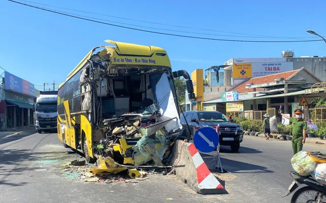 Tai nạn liên hoàn giữa 3 ô tô khách, hành khách đập cửa thoát ra ngoài - Ảnh 2.