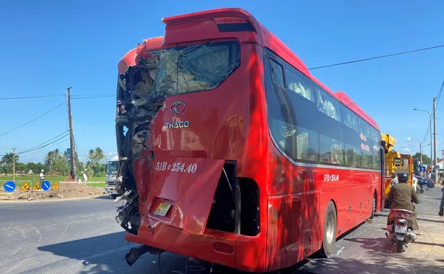 Tai nạn liên hoàn giữa 3 ô tô khách, hành khách đập cửa thoát ra ngoài - Ảnh 1.