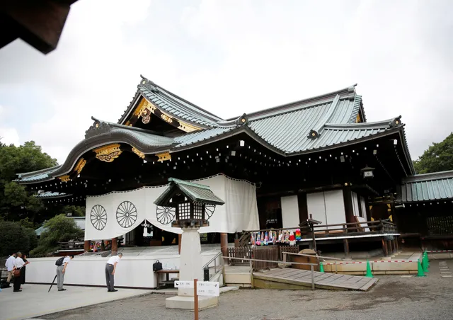 Hàn Quốc, Trung Quốc phản đối quan chức Nhật Bản gửi đồ lễ tới đền Yasukuni - Ảnh 1.