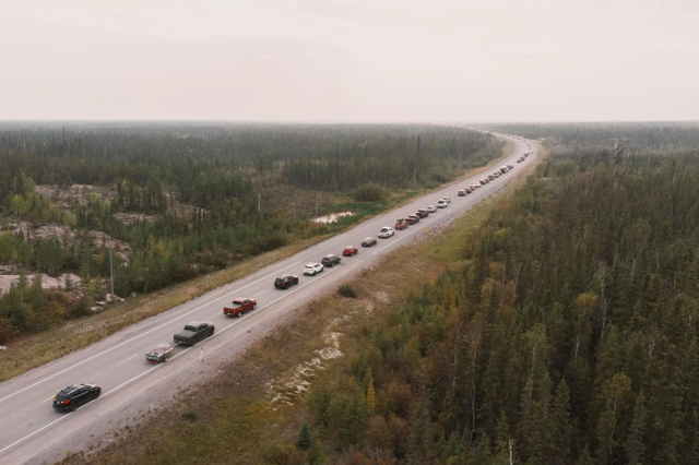 Cư dân khẩn cấp sơ tán khỏi thành phố Yellowknife (Canada) khi cháy rừng đến gần - Ảnh 2.