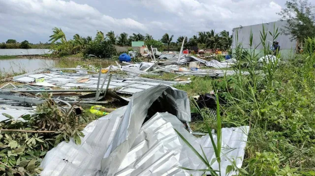Hỗ trợ các gia đình bị thiệt hại do mưa kèm dông lốc tại Cà Mau, Kiên Giang - Ảnh 1.