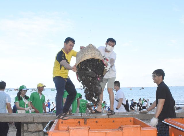 Khởi động chiến dịch làm sạch biển Vũng Tàu - Ảnh 4.