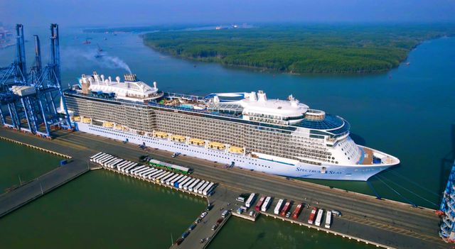 Siêu tàu Spectrum of the Seas đưa hơn 4.000 du khách cập cảng Cái Mép - Ảnh 1.