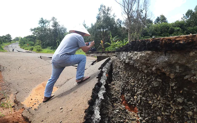 Lâm Đồng: Sụt lún chia cắt hoàn toàn con đường 800 tỷ đồng ở Bảo Lộc - Ảnh 1.