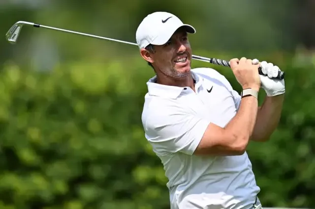 Bất chấp chấn thương lưng, đương kim vô địch Rory McIlroy vẫn thi đấu tại Tour Championship 2023 - Ảnh 1.