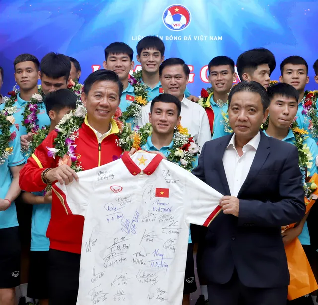 ĐT U23 Việt Nam ca khúc khải hoàn, rạng rỡ trong lễ mừng công vô địch U23 Đông Nam Á 2023 - Ảnh 2.