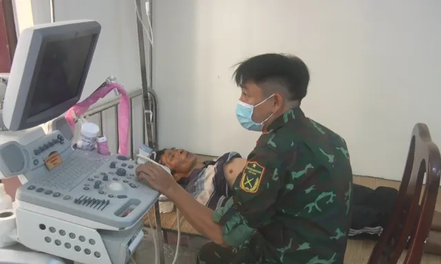Khánh Hòa: Cấp cứu khẩn cho ngư dân bị xuất huyết tiêu hóa trên biển - Ảnh 1. Khánh Hòa: Cấp cứu khẩn cho ngư dân bị xuất huyết tiêu hóa trên biển - Ảnh 1.