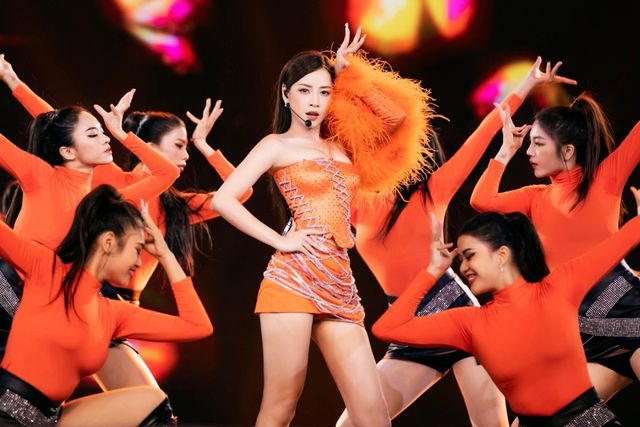Chi Pu đốn tim fan trên sân khấu Hoa hậu hòa bình Việt Nam 2023 - Ảnh 1.