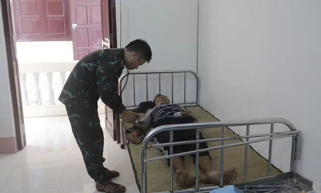 Khánh Hòa: Cấp cứu khẩn cho ngư dân bị xuất huyết tiêu hóa trên biển - Ảnh 2. Khánh Hòa: Cấp cứu khẩn cho ngư dân bị xuất huyết tiêu hóa trên biển - Ảnh 2.