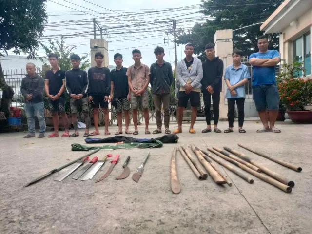 Ngăn chặn hàng chục thanh niên mang hung khí đi đánh nhau - Ảnh 1.