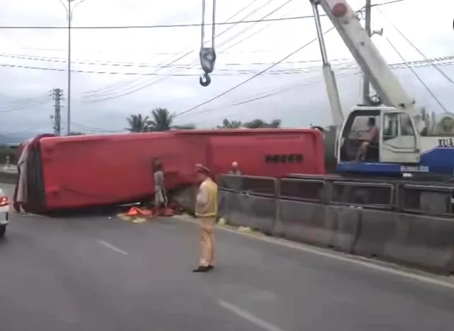 Quảng Bình: Xe khách gặp nạn trên quốc lộ, 5 người bị thương - Ảnh 1.