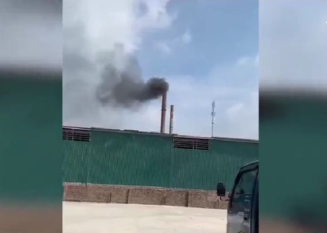 Nhà máy xả khói đen ngay giữa khu dân cư - Ảnh 1.