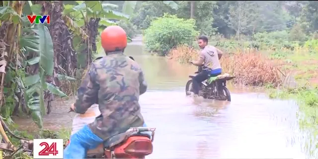 Đăk Nông: Nhiều nơi ở huyện Đăk Song vẫn bị chia cắt do ngập sâu - Ảnh 1.