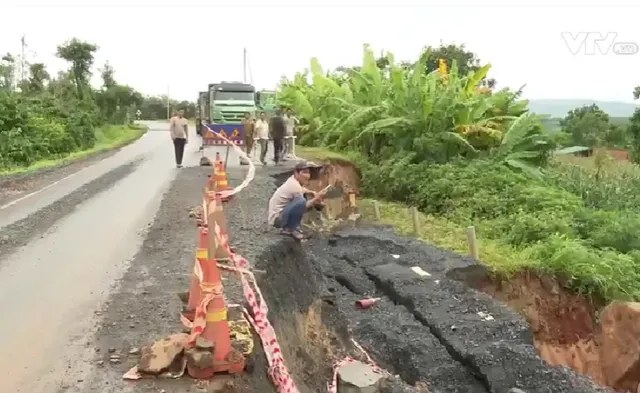 Nhiều tuyến đường ở Tây Nguyên hư hỏng do mưa lớn kéo dài - Ảnh 1.