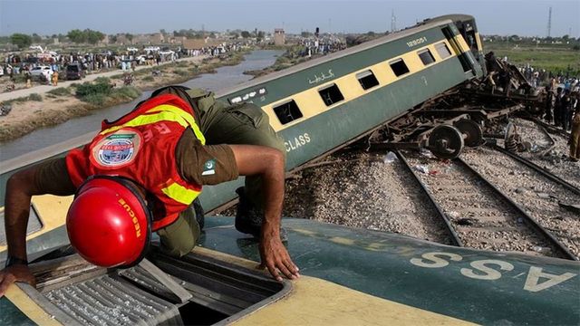 Tàu hỏa trật bánh tại Pakistan khiến hơn 100 người thương vong - Ảnh 1.