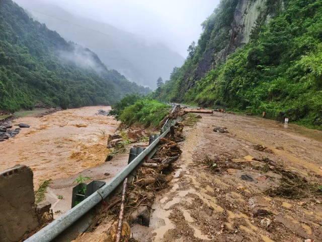 Không chủ quan trước nguy cơ sạt lở sau mưa lớn - Ảnh 3.