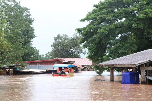 Toàn bộ người Việt mắc kẹt trên Đường 8 ở Lào được cứu hộ an toàn - Ảnh 3.