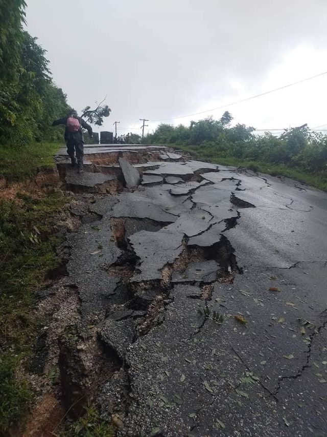 Toàn bộ người Việt mắc kẹt trên Đường 8 ở Lào được cứu hộ an toàn - Ảnh 6.