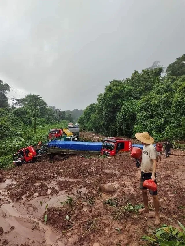 Toàn bộ người Việt mắc kẹt trên Đường 8 ở Lào được cứu hộ an toàn - Ảnh 1.