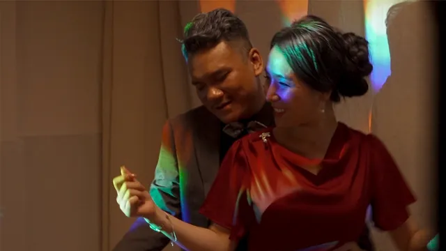Khắc Việt và bà xã “tình bể bình” trong MV Sau này chúng ta giàu - Ảnh 6. Khắc Việt và bà xã “tình bể bình” trong MV Sau này chúng ta giàu - Ảnh 6.