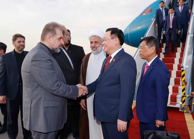 Chủ tịch Quốc hội Vương Đình Huệ đến thủ đô Tehran, bắt đầu thăm chính thức Cộng hòa Hồi giáo Iran - Ảnh 3.