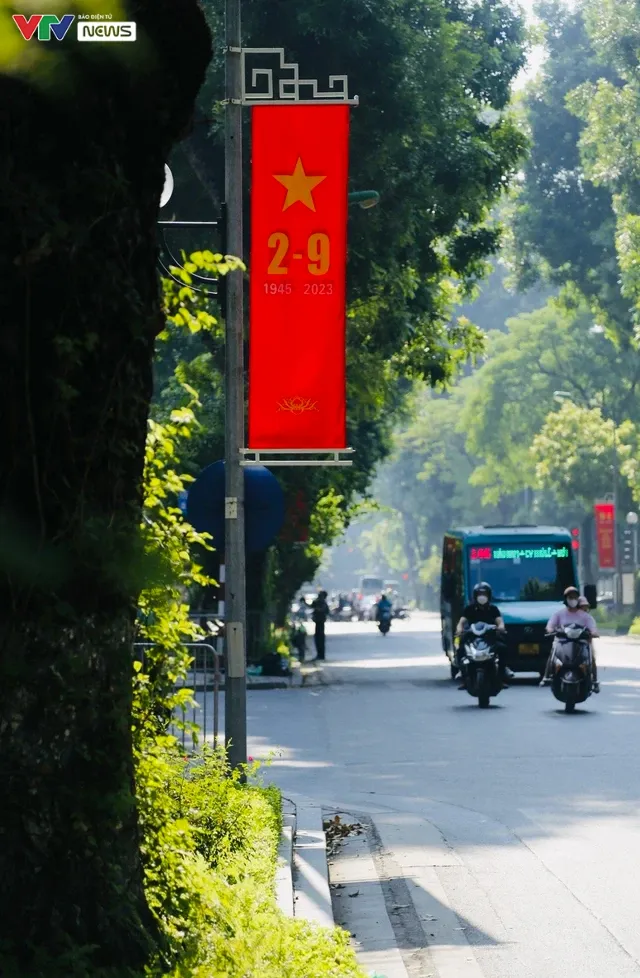 Phố phường Hà Nội tưng bừng cờ hoa chào mừng Quốc khánh 2/9 - Ảnh 7. Phố phường Hà Nội tưng bừng cờ hoa chào mừng Quốc khánh 2/9 - Ảnh 7.