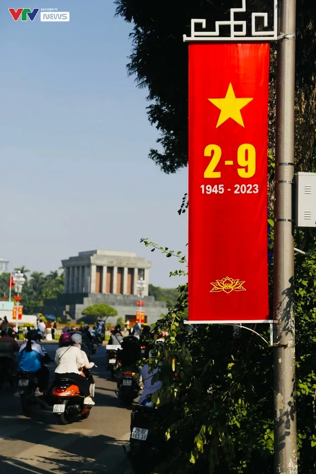 Phố phường Hà Nội tưng bừng cờ hoa chào mừng Quốc khánh 2/9 - Ảnh 1. Phố phường Hà Nội tưng bừng cờ hoa chào mừng Quốc khánh 2/9 - Ảnh 1.