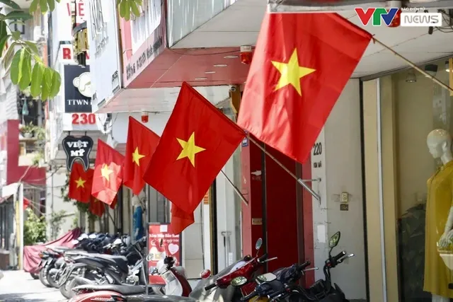 Phố phường Hà Nội tưng bừng cờ hoa chào mừng Quốc khánh 2/9 - Ảnh 10. Phố phường Hà Nội tưng bừng cờ hoa chào mừng Quốc khánh 2/9 - Ảnh 10.