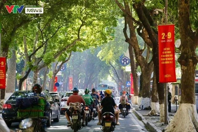 Phố phường Hà Nội tưng bừng cờ hoa chào mừng Quốc khánh 2/9 - Ảnh 6. Phố phường Hà Nội tưng bừng cờ hoa chào mừng Quốc khánh 2/9 - Ảnh 6.
