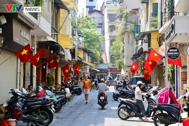 Phố phường Hà Nội tưng bừng cờ hoa chào mừng Quốc khánh 2/9 - Ảnh 9. Phố phường Hà Nội tưng bừng cờ hoa chào mừng Quốc khánh 2/9 - Ảnh 9.