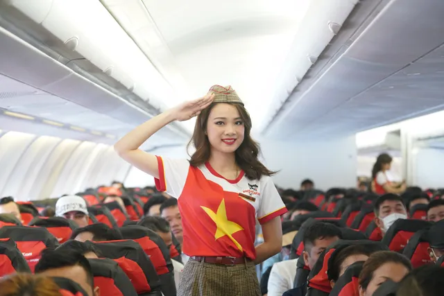 Rộn ràng hình ảnh cờ đỏ sao vàng trên những chuyến bay Vietjet dịp 2/9 - Ảnh 1.