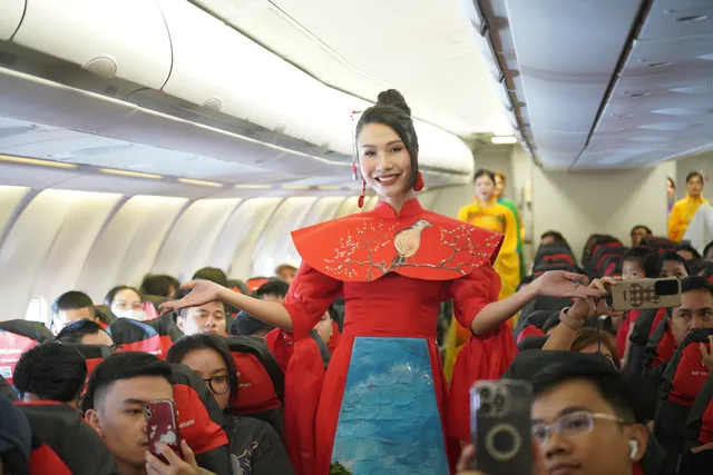 Rộn ràng hình ảnh cờ đỏ sao vàng trên những chuyến bay Vietjet dịp 2/9 - Ảnh 10.