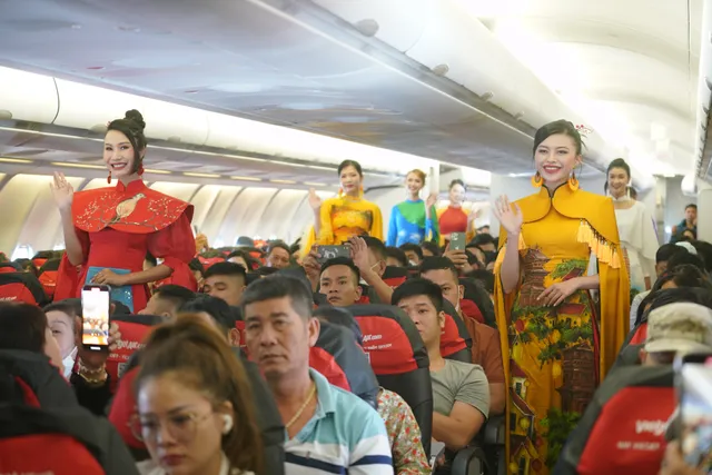 Rộn ràng hình ảnh cờ đỏ sao vàng trên những chuyến bay Vietjet dịp 2/9 - Ảnh 8.