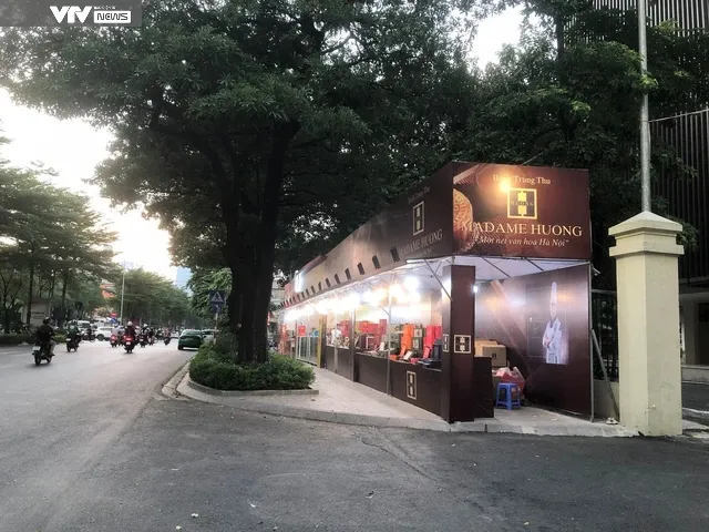 Quầy bánh trung thu tạm bợ dọc vỉa hè Hà Nội vắng vẻ chờ khách - Ảnh 3. Quầy bánh trung thu tạm bợ dọc vỉa hè Hà Nội vắng vẻ chờ khách - Ảnh 3.