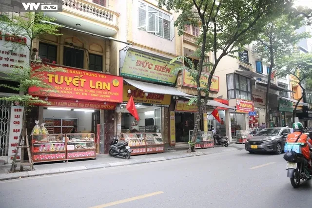 Quầy bánh trung thu tạm bợ dọc vỉa hè Hà Nội vắng vẻ chờ khách - Ảnh 9. Quầy bánh trung thu tạm bợ dọc vỉa hè Hà Nội vắng vẻ chờ khách - Ảnh 9.