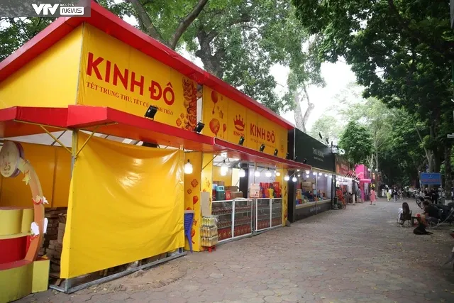 Quầy bánh trung thu tạm bợ dọc vỉa hè Hà Nội vắng vẻ chờ khách - Ảnh 1. Quầy bánh trung thu tạm bợ dọc vỉa hè Hà Nội vắng vẻ chờ khách - Ảnh 1.