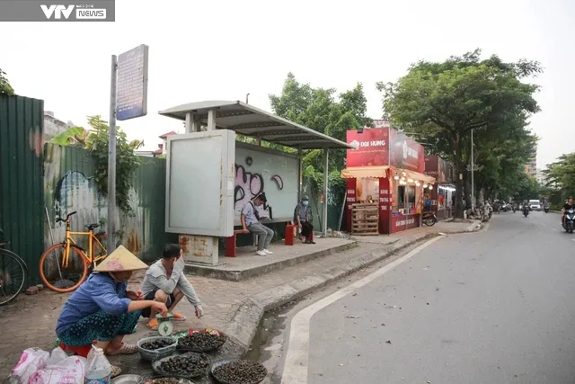 Quầy bánh trung thu tạm bợ dọc vỉa hè Hà Nội vắng vẻ chờ khách - Ảnh 4. Quầy bánh trung thu tạm bợ dọc vỉa hè Hà Nội vắng vẻ chờ khách - Ảnh 4.