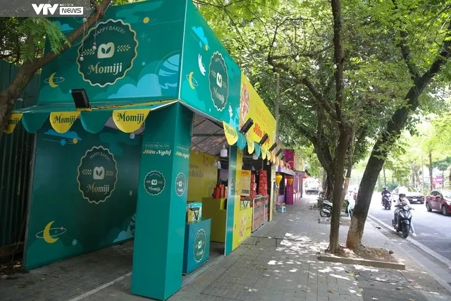 Quầy bánh trung thu tạm bợ dọc vỉa hè Hà Nội vắng vẻ chờ khách - Ảnh 2. Quầy bánh trung thu tạm bợ dọc vỉa hè Hà Nội vắng vẻ chờ khách - Ảnh 2.