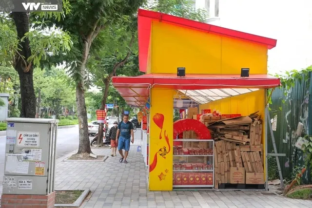 Quầy bánh trung thu tạm bợ dọc vỉa hè Hà Nội vắng vẻ chờ khách - Ảnh 5. Quầy bánh trung thu tạm bợ dọc vỉa hè Hà Nội vắng vẻ chờ khách - Ảnh 5.