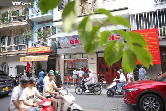 Quầy bánh trung thu tạm bợ dọc vỉa hè Hà Nội vắng vẻ chờ khách - Ảnh 10. Quầy bánh trung thu tạm bợ dọc vỉa hè Hà Nội vắng vẻ chờ khách - Ảnh 10.