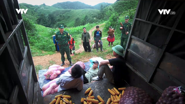 Cuộc chiến không giới tuyến - Tập 1: Đồn trưởng mới được gái bản khen đẹp trai nhưng lại khiến cấp dưới e sợ - Ảnh 6.