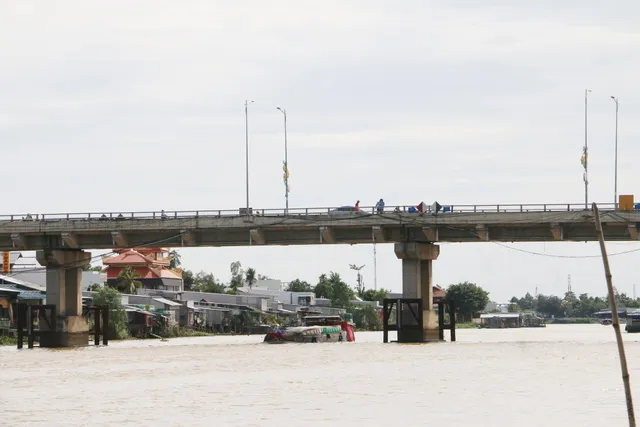 An Giang: Tạm giữ nghi phạm ném bé trai xuống sông - Ảnh 2.