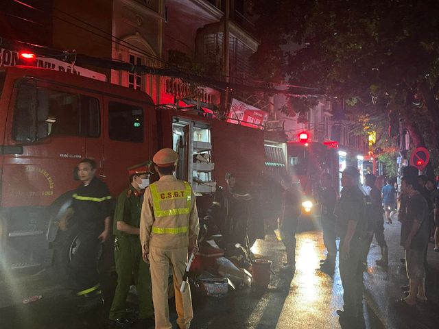 Nhiều người thương vong trong vụ cháy chung cư mini ở Thanh Xuân, Hà Nội - Ảnh 7.