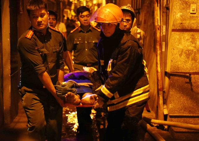 Nhiều người thương vong trong vụ cháy chung cư mini ở Thanh Xuân, Hà Nội - Ảnh 1.